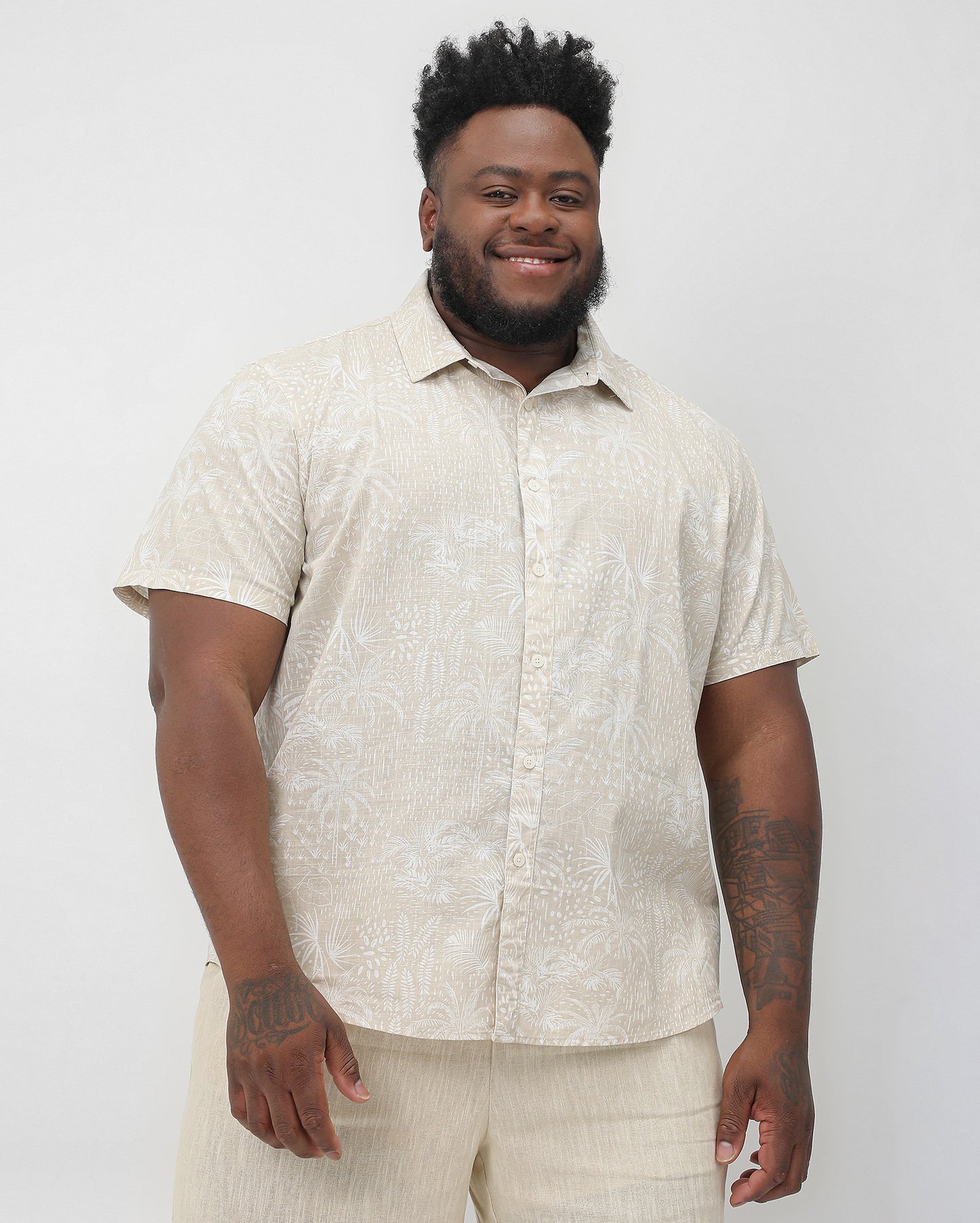 Camisa masculina plus size com estampa de folhas bege Allman By Riachuelo