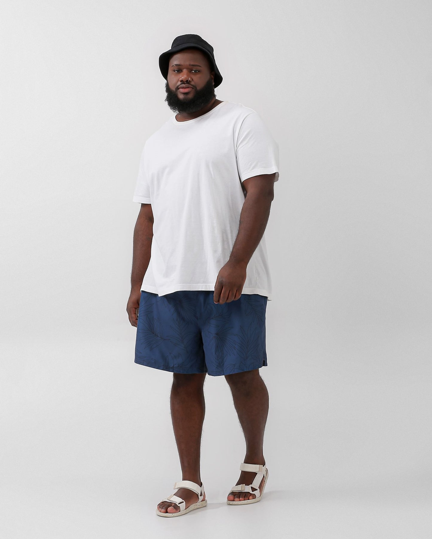 Bermudas masculinas plus size com estampa de folhas azuis - Allman By Riachuelo