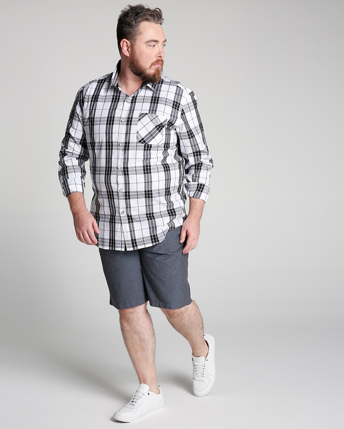 Bermuda jeans cinza plus size com bolsos inclinados