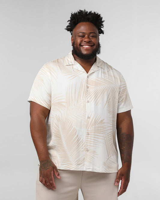 Camisa masculina plus size de manga curta com estampa de folhas tropicais em bege | Original Plus by Riachuelo