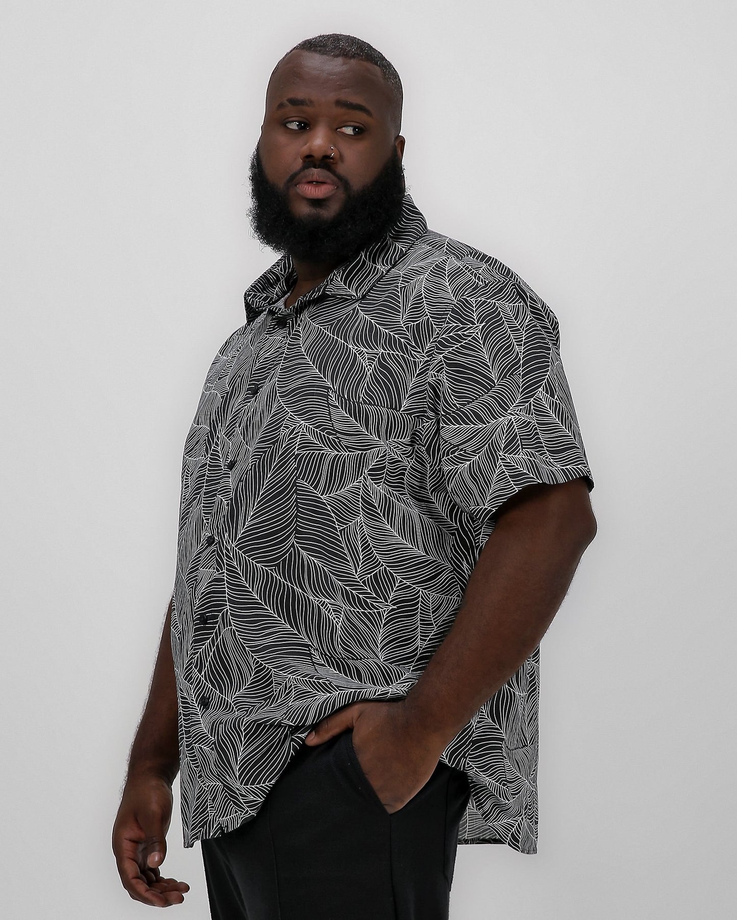Camisa masculina plus size de tricoline preta com estampa de folhas - Allman by Riachuelo