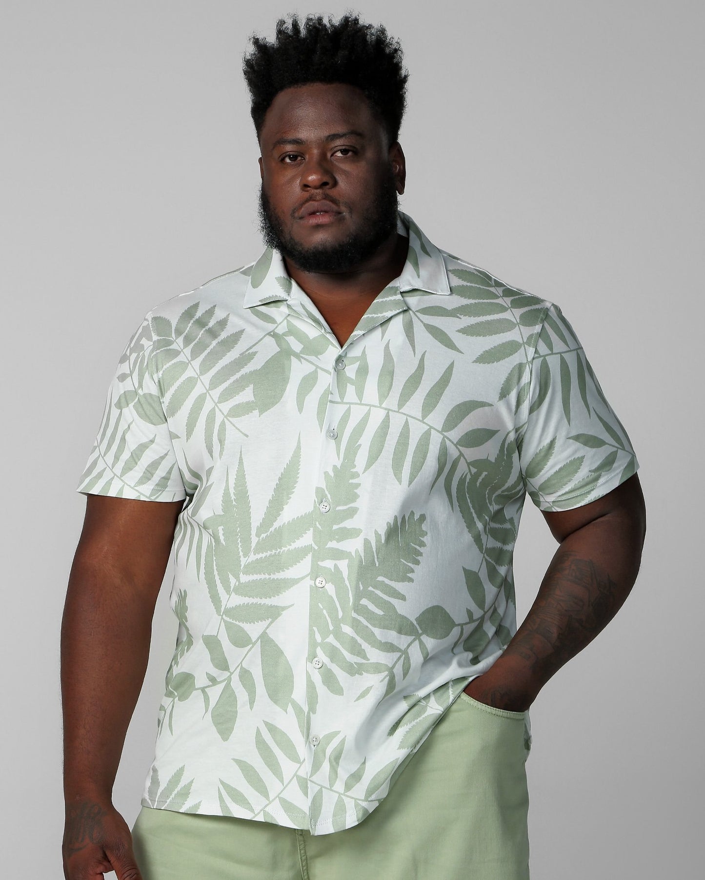 Camisa masculina plus size de manga curta com estampa de folhas brancas da Allman para Riachuelo