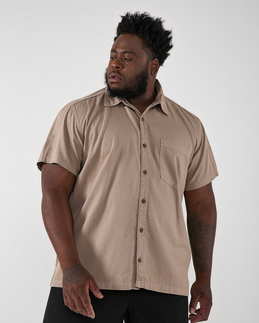 Camisa masculina plus size de brim bege com jeans de piscina