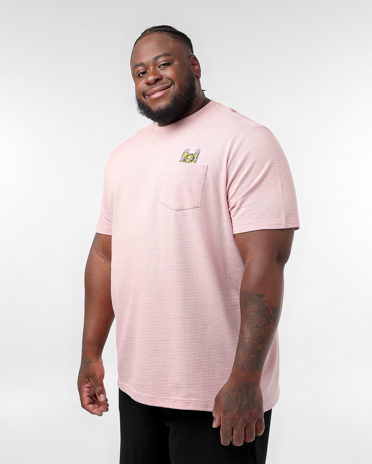 Camiseta masculina plus size texturizada rosa com bolso Garfield | Nickelodeon