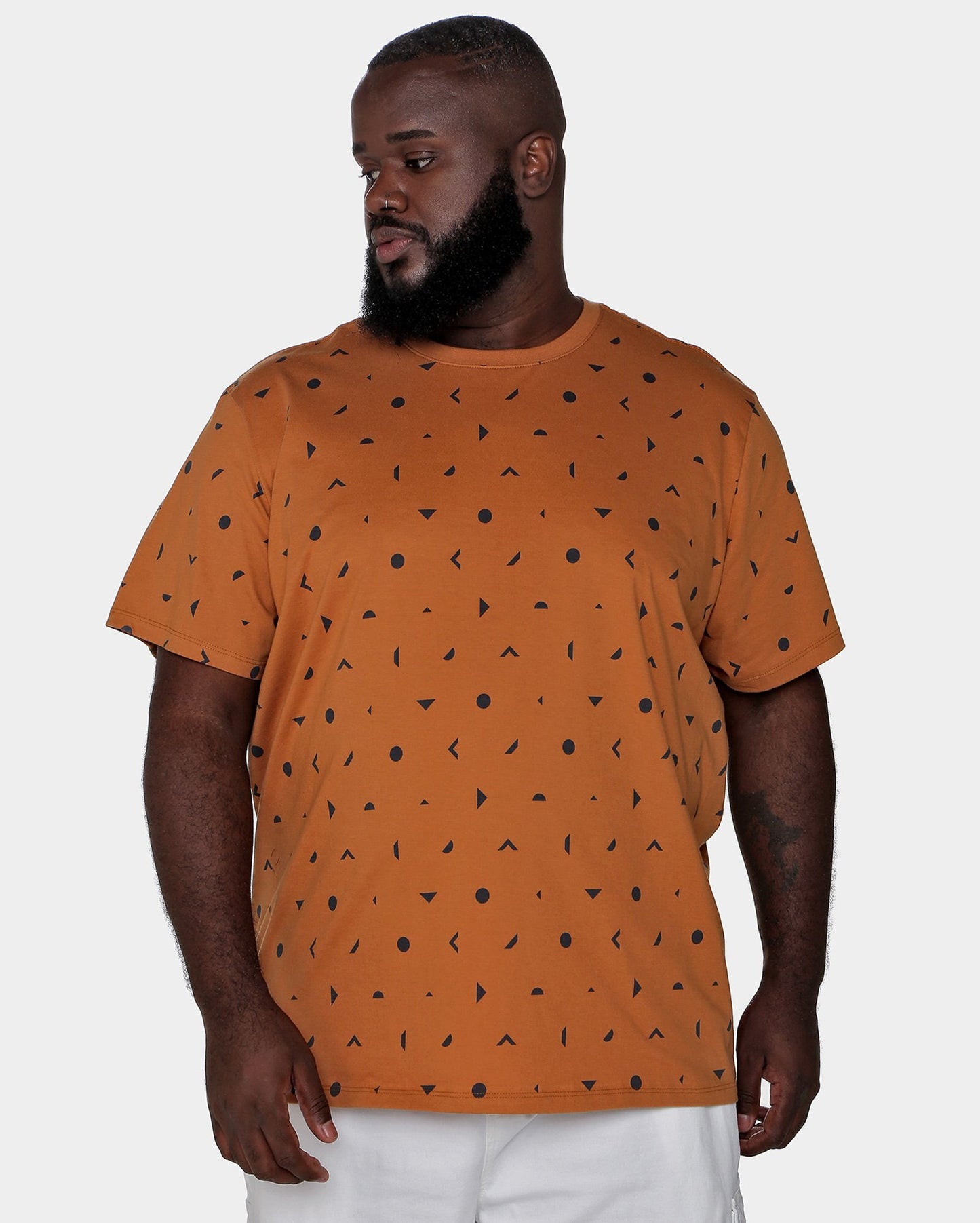Camiseta masculina de manga curta geométrica marrom plus size da Allman para Riachuelo