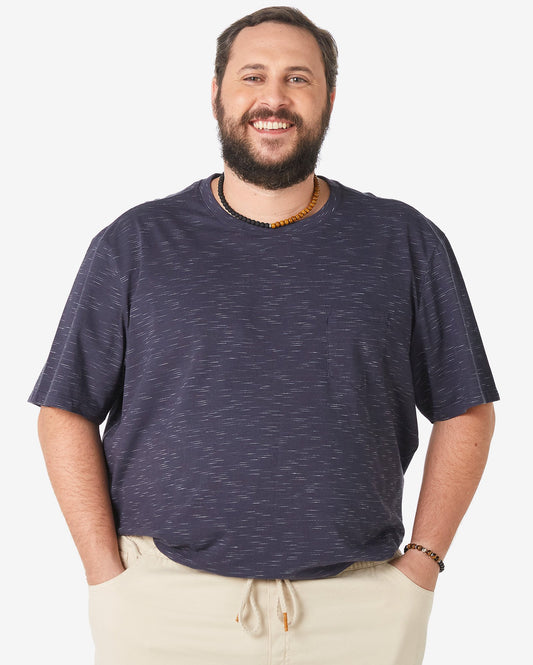 Camiseta masculina plus size de manga curta com bolso em azul escuro - Allman by Riachuelo