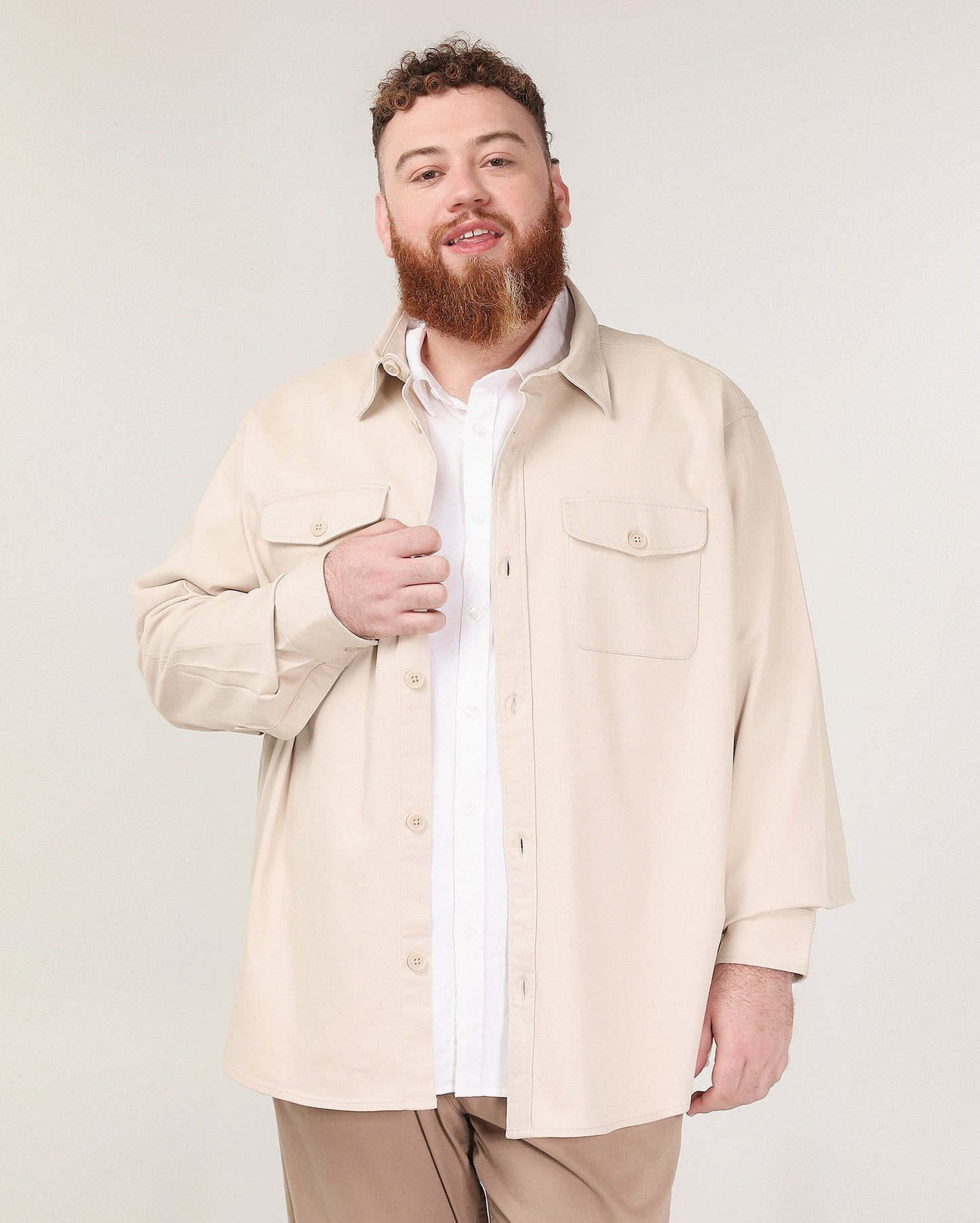 Camiseta masculina plus size bege com bolsos frontais | Original Plus by Riachuelo