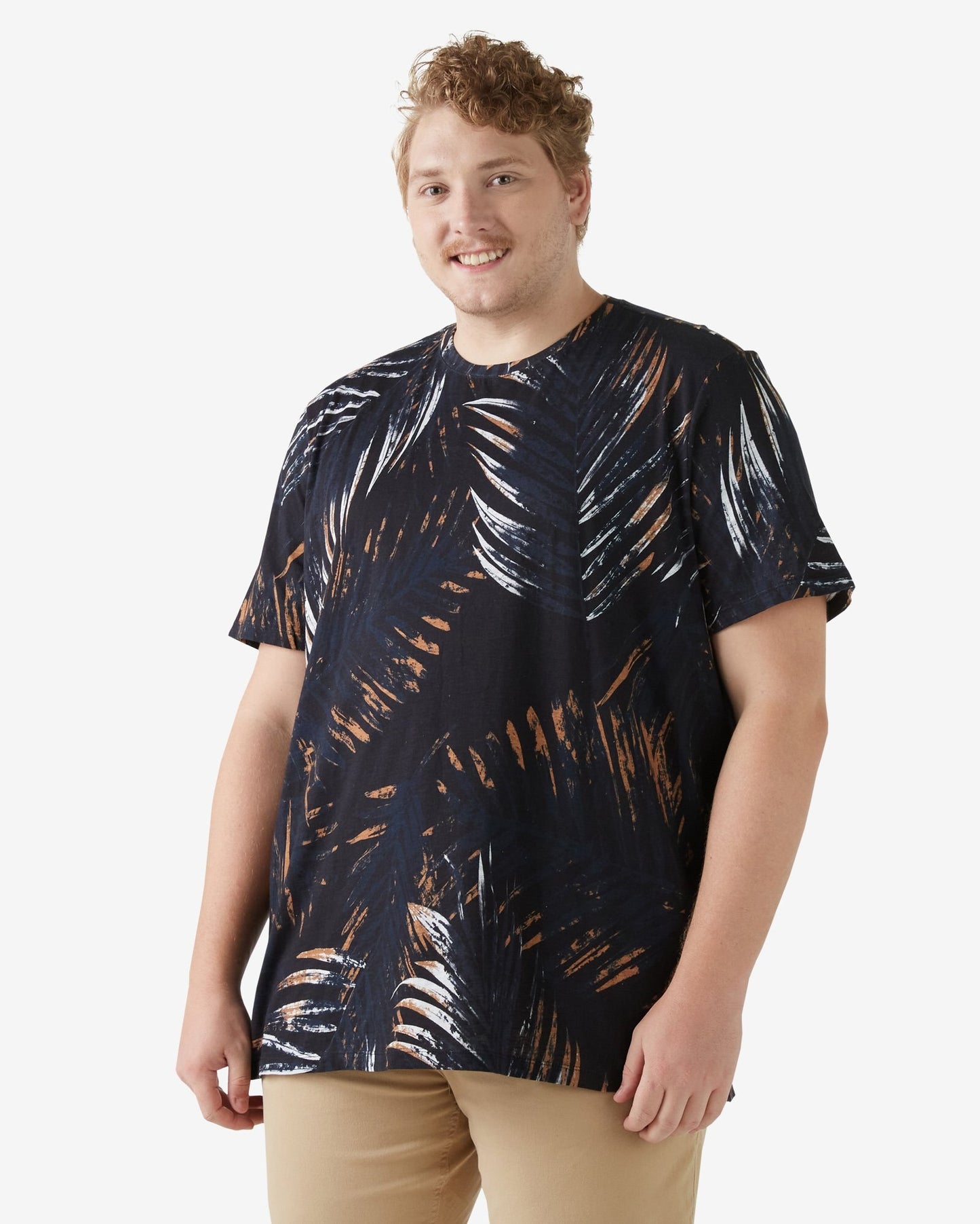 Camiseta masculina plus size de manga curta com estampa de folhas em preto
