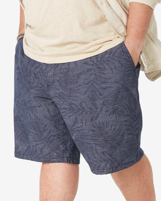 Bermuda Masculina Plus Size Straight Fit com Estampa de Folhagem Azul-Cinza da Allman para Riachuelo