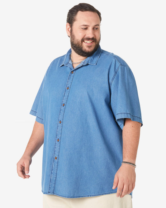 Camisa masculina de manga curta em jeans claro plus size da Allman para Riachuelo