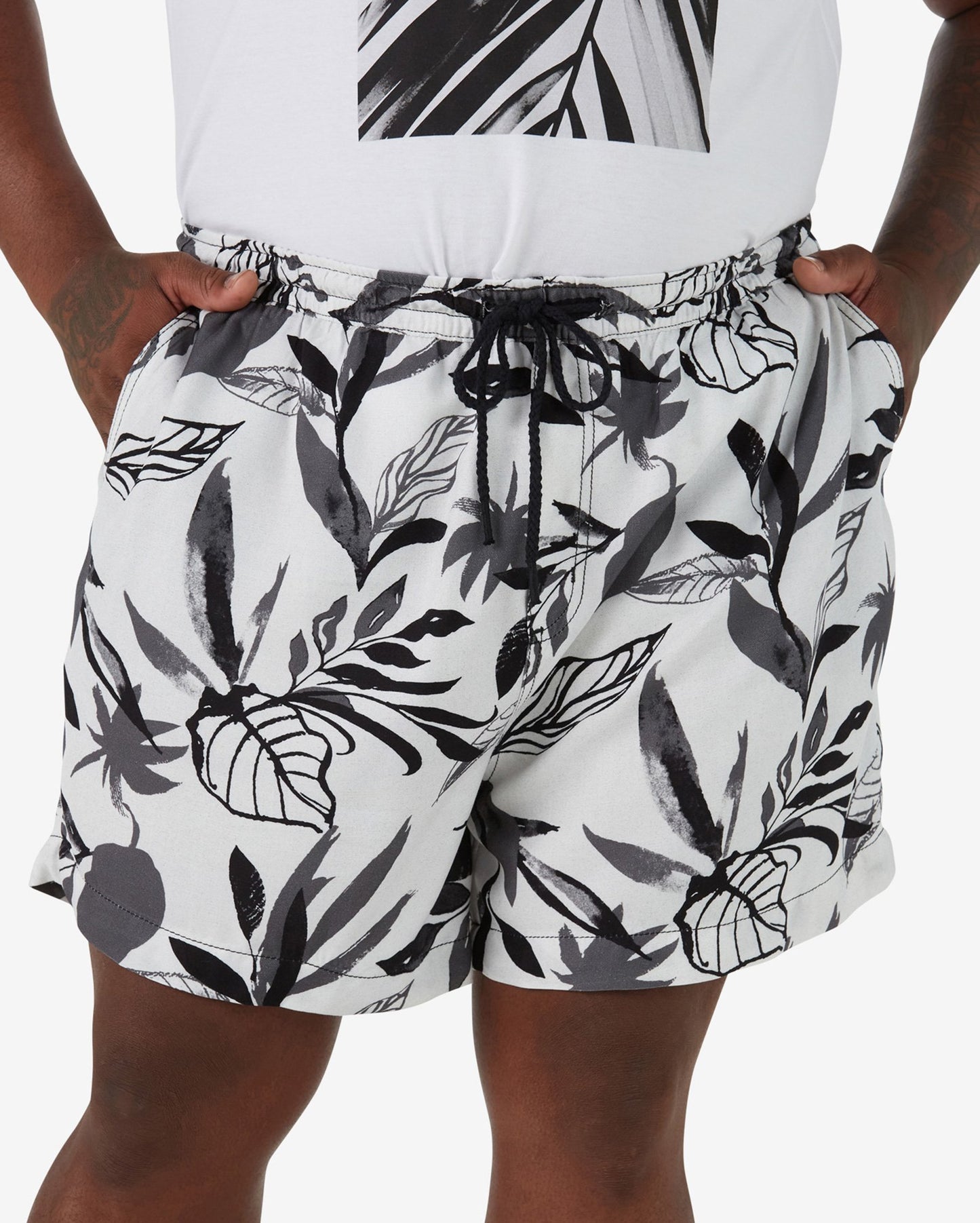 Pantaloncini bianchi plus size da uomo con elastico in vita e stampa a foglie