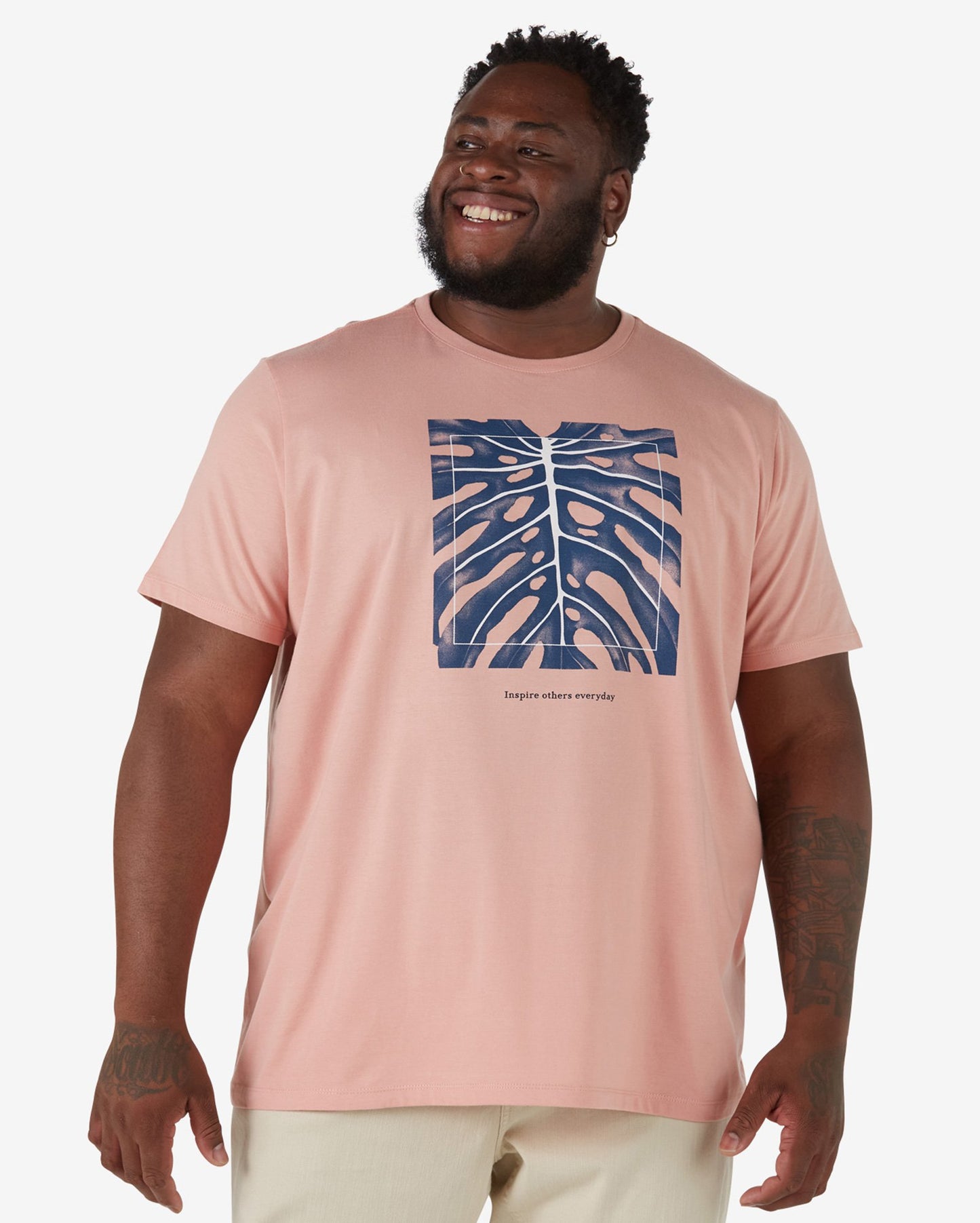 Camiseta de manga corta para hombre con estampado de follaje rosa salmón - Allman by Riachuelo