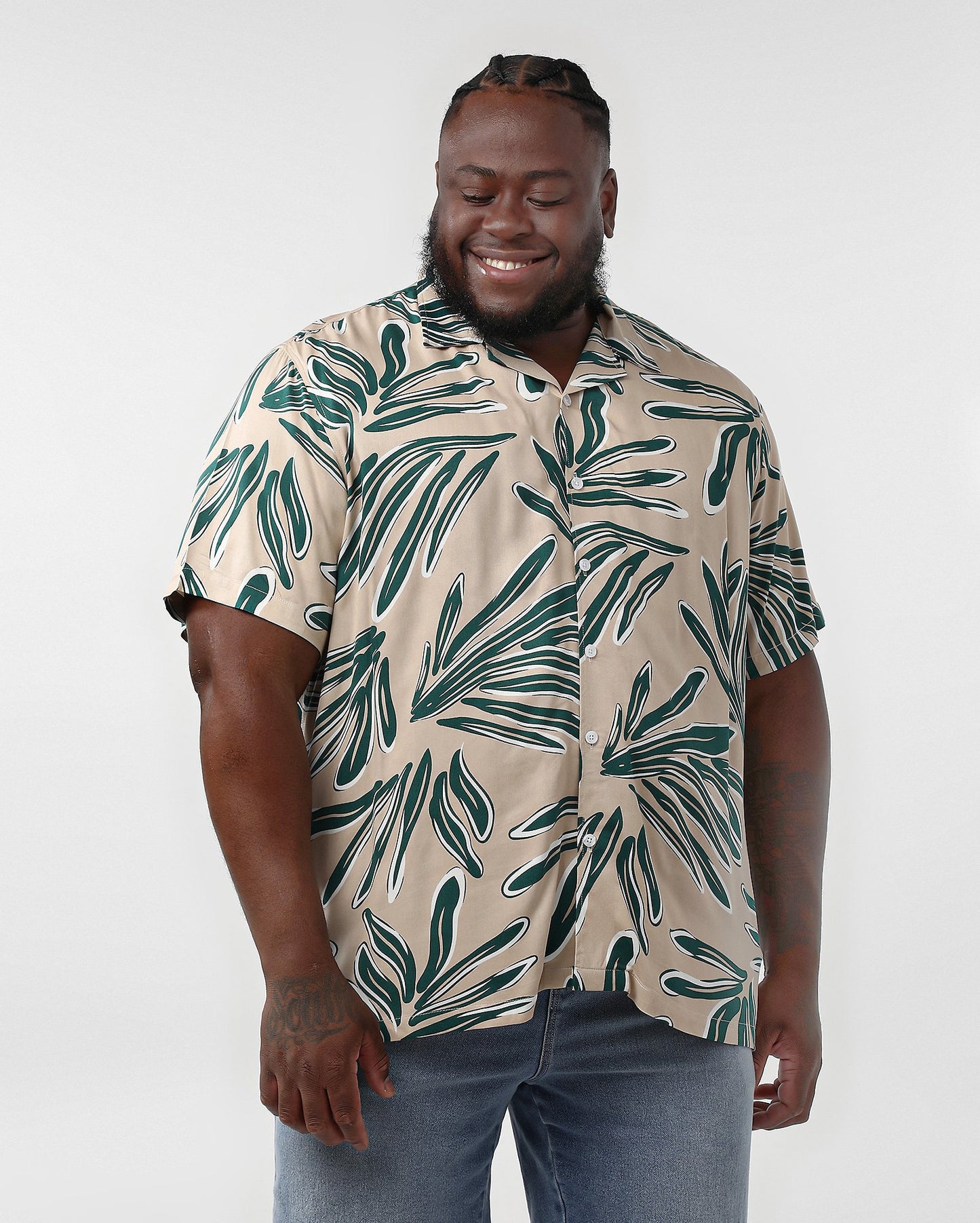 Camisa masculina plus size com estampa de folhas de linho macio em bege | Original Plus by Riachuelo