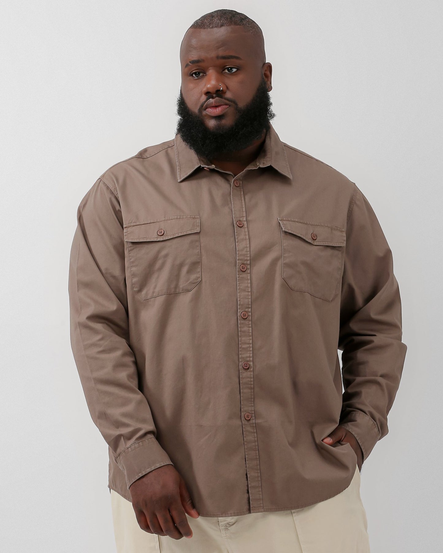 Camisa masculina plus size de manga longa marrom com bolsos | Original Plus by Riachuelo