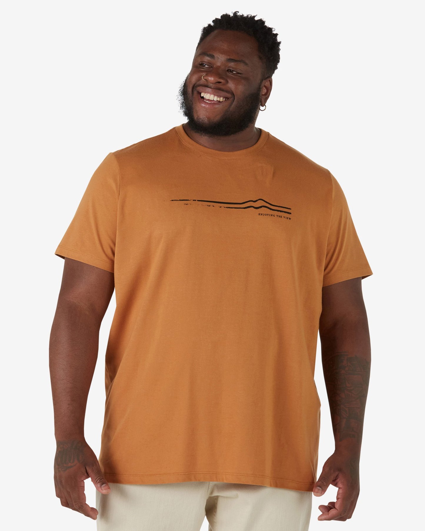 Camiseta masculina de manga curta plus size "Enjoying The View" em marrom caramelo da Allman para Riachuelo