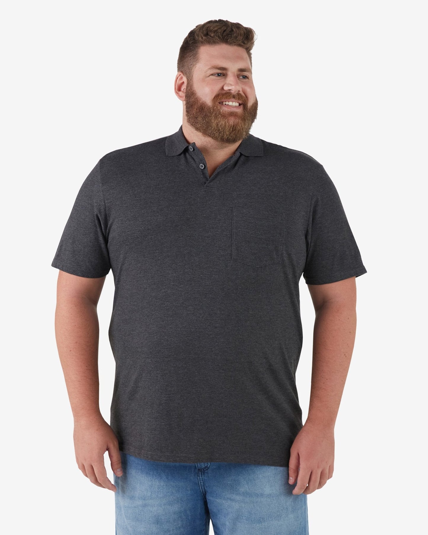 Camisa polo básica masculina plus size com bolso em malha cinza-grafite