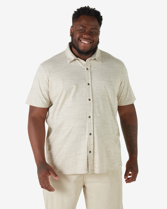 Camisa masculina plus size de manga curta em tricô bege claro - Allman by Riachuelo