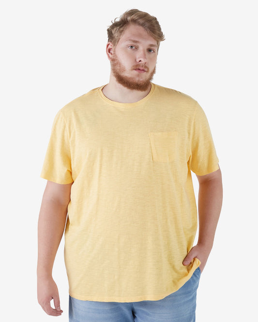 Camiseta plus size amarela clara com bolso de remendo
