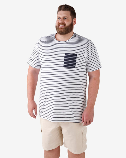 Camiseta plus size com bolso listrado - Branco