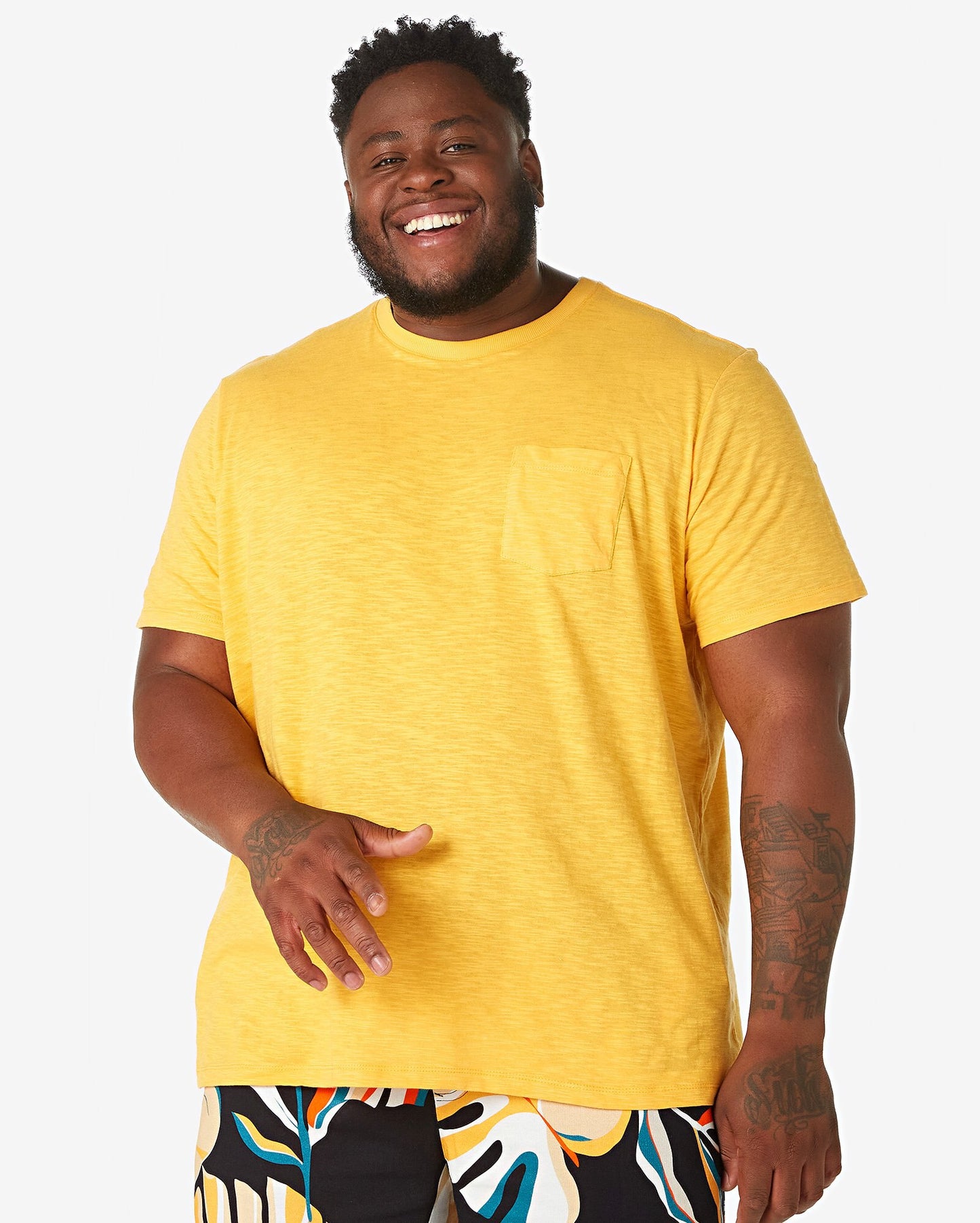 Camiseta masculina plus size de manga curta com bolso em amarelo dourado - Allman by Riachuelo