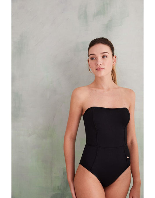 Maiô preto com modelagem