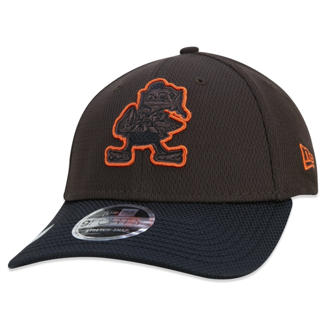 Berretto esclusivo New Era - 9FORTY Cleveland Browns Sideline Cold Weather a tesa curva Edizione Marrone